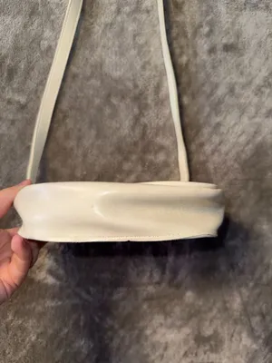 Minimalist Vintage-Style Cream Leather Turnlock Crossbody Bag thumbnail 8