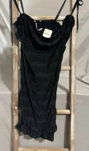 Black dress thumbnail 1