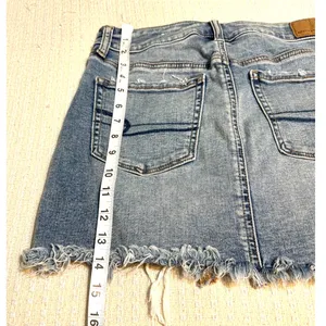 American Eagle Distressed Denim Mini Skirt Raw Hem Light Wash Size 4 thumbnail 2