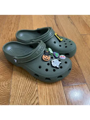 Crocs Classic Clog Olive Green Clogs Men’s 6 Women’s 8 w/ Jibbitz Charms thumbnail 7
