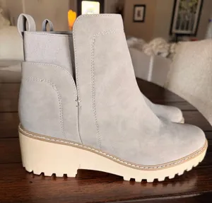DV by Dolce Vita Rielle Chelsea Lug Sole Boots Taupe Gray Women’s Size 8.5 thumbnail 1