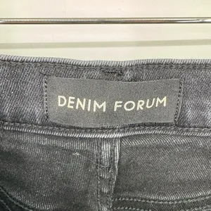 ARITZIA DENIM FORUM Lola High Rise Skinny 24L‎ in Size 26 thumbnail 8