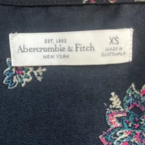 Abercrombie‎ and Fitch Floral Black Sheer Women's Blouse Size XS thumbnail 3