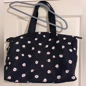 Alice + Olivia Stacey Bendet Daisy Travel Tote Black White Bag‎ thumbnail 2