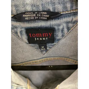Tommy Hilfiger Tommy Jeans M Cropped Denim Trucker Y2K Jacket Womens Light Wash Blue Jean thumbnail 2