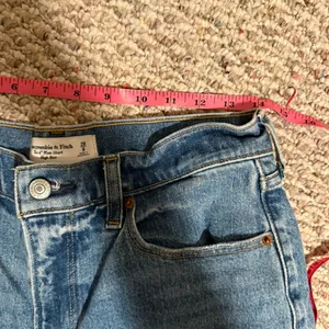Abercrombie & Fitch High Rise 4" Mom Short Medium Wash- Size 28 thumbnail 9