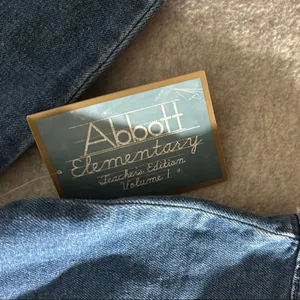 Abbott Elementary Teachers Edition‎ Vol 1 Denim Jacket Medium Wash XL 123-J178 thumbnail 3