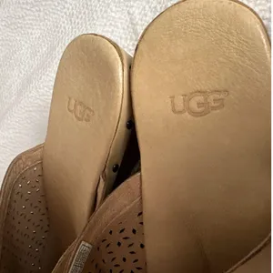 Women's Ugg Wooden Heel Tan Leather Peep Toe Laser Cut Clogs size 9 thumbnail 3