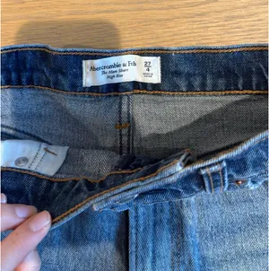 Abercrombie The Mom Short High-Rise Jeans 27/4 thumbnail 2
