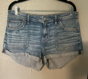 American Eagle Denim Shorts – Size 10 Cute American Eagle denim shorts in great condition! Light wash with rolled cuffs and a comfy stretch fit. Perfect everyday shorts for summer, vacations, or casual outfits. ✨ Size 10 ✨ Light wash denim ✨ Rolled cuff hem ✨ Stretch material for comfort ✨ Great pre-owned condition Smoke-free home. ! thumbnail 1