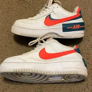 Nike Air Force 1 Shadow Basketball Shoes Womens 7.5 White Solar Red DB3902-100 thumbnail 1