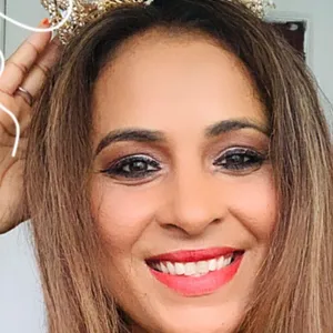 Elegant Gold Tiara with Crystal Accents thumbnail 3