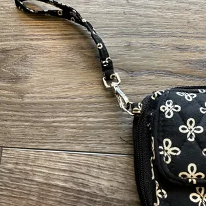 Vera Bradley RFID All In One Clutch Wristlet Resort Medallion Black And‎ White thumbnail 5