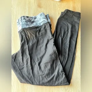 PINK Victoria's Secret black leggings thumbnail 4