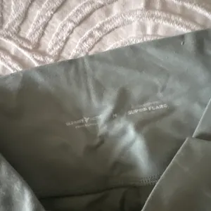 Old Navy Flare Leggings thumbnail 3