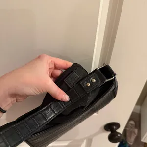 Urban Outfitters Black Croc-Textured Shoulder Bag thumbnail 6