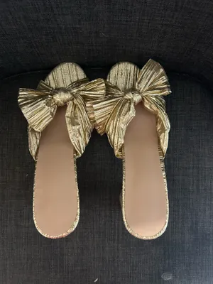Gold bow heels Size 8 thumbnail 6