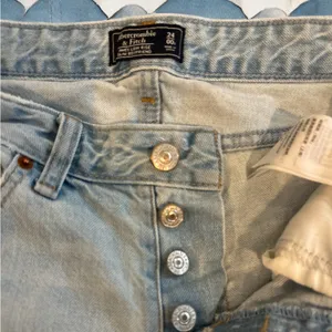 ABERCROMBIE & FITCH Women’s Ames Low Rise Slim Boyfriend Denim Shorts 00R/24 thumbnail 2