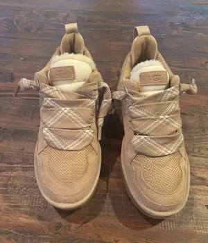 UGG size 9 like new condition thumbnail 1