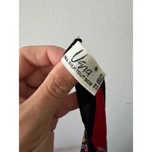 American Vintage VERA NEUMANN Vintage 60s 70s 100% Silk Red Black Floral Signed Square Scarf thumbnail 2