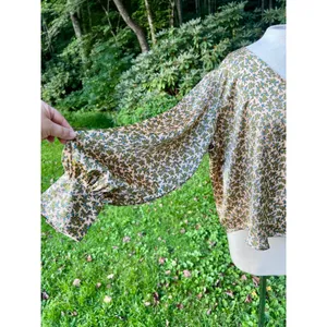 Women's Levis XL Delany Button Front Blouse Flowy Satin Floral thumbnail 5