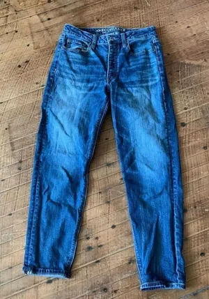 American Eagle Vintage hi-rise relaxed distressed size 6 jeans thumbnail 1