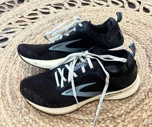Womens Size 9.5 (B) Brooks Levitate 4 Shoes Black Gray Athletic Running Sneaker thumbnail 3