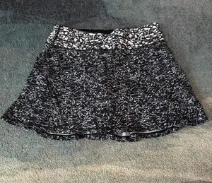 Lululemon Black and White Marble Size 4 Tall Skirt thumbnail 1