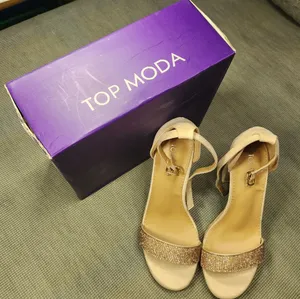 Top Moda Elegant Beige Heels with Gold Accents Size 7 thumbnail 5