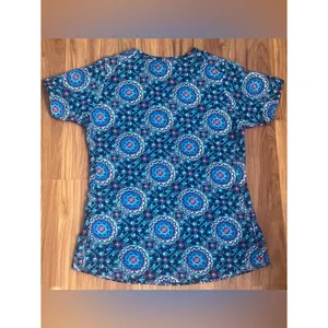 Vera Bradley scrub top in a Navy Medallion print Size XS thumbnail 2
