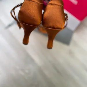 New Elegant Bronze Dance Shoes Size 9 thumbnail 4