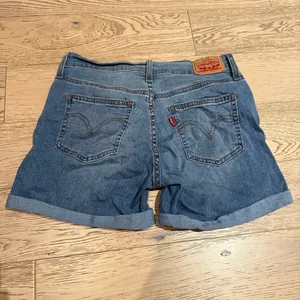 levi’s denim shorts, size 27, slightly stretchy and super comfortable! #levis #denim #denimshorts #shorts thumbnail 2