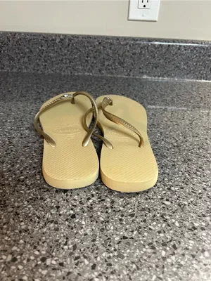 Havaianas Slim Flip Flops in Metallic Gold thumbnail 2