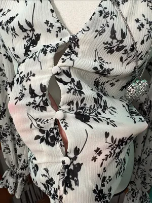 Lulu's Black & White Floral Ruffle V-Neck Blouse thumbnail 4