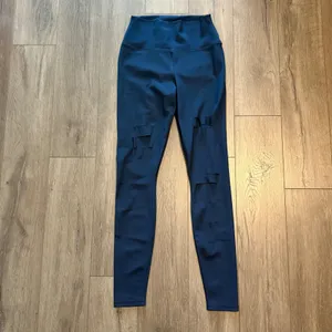 ALO YOGA Women's High Waisted Navy Blue Ripped Warrior Legging‎ Size Medium M thumbnail 2