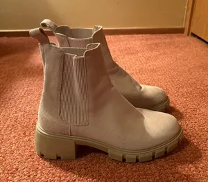 Women’s Steve Madden Boots  thumbnail 1