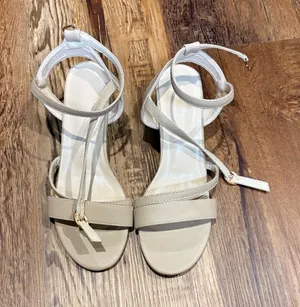 NEW Elegant Beige Women's Heels Size 6 thumbnail 1