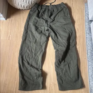 ALO Yoga Olive Green Sweatpants thumbnail 3