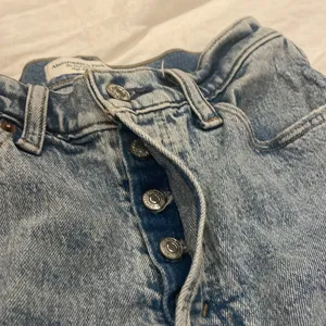 Abercrombie and Fitch- the Dad short high-rise in curve love thumbnail 4