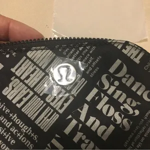 Lululemon Clippable Card Pouch Manifesto Print black / gray thumbnail 14