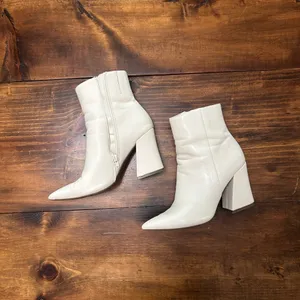White Faux leather Pointed Madden Girl 7.5 Ankle Booties thumbnail 5