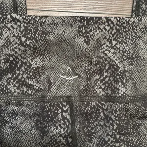Beyond Yoga Metallic Snakeskin Leggings Black Silver High Waisted Medium Yoga thumbnail 4