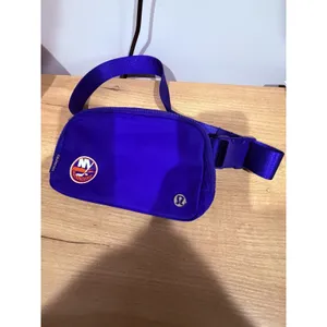 Lululemon Crossbody Camera Bag 2L NY Islanders P thumbnail 2