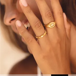 Gold Women's Ring Size 6 thumbnail 4