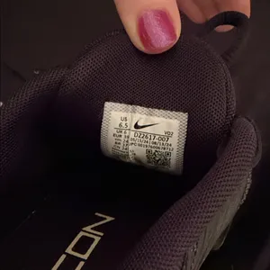 Nike unisex Black and Gold Metcon 9 women’s 8 thumbnail 7
