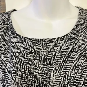 Banana Republic Sleeveless Black and White Abstract Pullover Shell- Large thumbnail 3