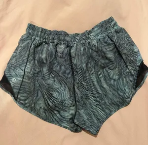 Lululemon Hotty Hot Short 2.5” thumbnail 2