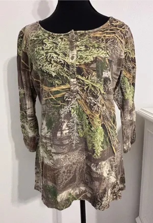 Realtree Outfitters Women’s M Camo MAX-1 Henley Top 3/4 Sleeve Hunting Shirt NWT thumbnail 1