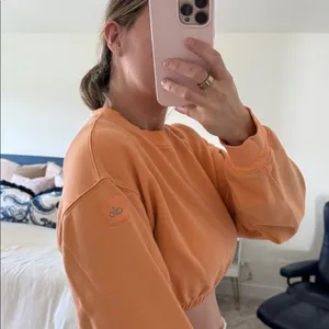 Discolored alo yoga orange crop crew neck sweatshirt size medium thumbnail 3