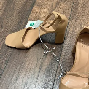 A new day Shelly Heels with Memory Foam Insole tan strappy shoe New thumbnail 4